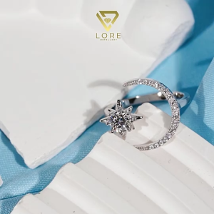 LORE Jewellery - Cincin Moissanite Lapis Emas 18K - Crescent Star Silver Ring 0.5ct