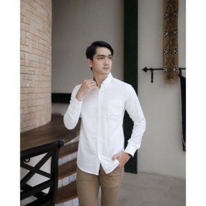 Kemeja Hitam Polos Pria Lengan Panjang Slimfit Casual Formal Hem Cowok Dewasa Terbaru Bahan Premium\\n\\n Apa Itu Kemeja Hitam Polos Pria Lengan Panjang Slimfit Casual Formal?\\n\\nKemeja hitam polos pria lengan panjang slimfit casual formal adalah pakaian atasan yang cocok digunakan untuk acara formal dan semi-formal. Desainnya sederhana namun elegan, dengan fitur slimfit yang membuatnya pas dan nyaman dipakai. Kemeja ini memiliki lengan panjang dan hampir tanpa detail tambahan, membuatnya cocok dipakai oleh berbagai kalangan.\\n\\n Mengapa Memilih Kemeja Hitam Polos Pria Lengan Panjang Slimfit Casual Formal?\\n\\nAda beberapa alasan mengapa Anda harus memilih kemeja hitam polos pria lengan panjang slimfit casual formal sebagai pilihan pakaian Anda:\\n\\n- **Kemudahan padu padan**: Kemeja hitam polos dapat dipadukan dengan berbagai jenis celana dan aksesori, sehingga Anda tidak perlu khawatir tentang bagaimana cara memadukan pakaian Anda.\\n- **Elegan dan praktis**: Kemeja ini cocok digunakan untuk acara formal dan semi-formal, serta dapat dipakai sehari-hari. Desainnya sederhana namun tetap elegan, menjadikannya pilihan yang praktis.\\n- **Bahan premium**: Kemeja ini dibuat dari bahan premium yang berkualitas tinggi, sehingga akan tahan lama dan nyaman dipakai.\\n\\n Keunggulan Kemeja Hitam Polos Pria Lengan Panjang Slimfit Casual Formal\\n\\nBerikut adalah beberapa keunggulan dari kemeja hitam polos pria lengan panjang slimfit casual formal:\\n\\n- **Desain slimfit**: Desain slimfit membuat kemeja ini pas dan nyaman dipakai, serta memberikan penampilan yang elegan.\\n- **Bahan premium**: Kemeja ini dibuat dari bahan premium yang berkualitas tinggi, sehingga akan tahan lama dan nyaman dipakai.\\n- **Warna hitam polos**: Kemeja hitam polos cocok digunakan untuk berbagai acara formal dan semi-formal, serta dapat dipadukan dengan berbagai jenis celana dan aksesori.\\n\\n Manfaat Menggunakan Kemeja Hitam Polos Pria Lengan Panjang Slimfit Casual Formal\\n\\nBerikut adalah beberapa manfaat menggunakan kemeja hitam polos pria lengan panjang slimfit casual formal:\\n\\n- **Penampilan yang elegan**: Kemeja ini memberikan penampilan yang elegan dan profesional, menjadikannya pilihan yang tepat untuk acara formal dan semi-formal.\\n- **Kemudahan padu padan**: Kemeja hitam polos dapat dipadukan dengan berbagai jenis celana dan aksesori, sehingga Anda tidak perlu khawatir tentang bagaimana cara memadukan pakaian Anda.\\n- **Bahan premium**: Kemeja ini dibuat dari bahan premium yang berkualitas tinggi, sehingga akan tahan lama dan nyaman dipakai.\\n\\n Bagaimana Cara Memilih Kemeja Hitam Polos Pria Lengan Panjang Slimfit Casual Formal yang Tepat?\\n\\nBerikut adalah beberapa tips dalam memilih kemeja hitam polos pria lengan panjang slimfit casual formal:\\n\\n- **Perhatikan ukuran**: Pastikan kemeja yang Anda pilih sesuai dengan ukuran tubuh Anda. Jika terlalu besar atau terlalu kecil, kemeja tersebut akan kurang nyaman dipakai.\\n- **Perhatikan bahan**: Pilih kemeja yang dibuat dari bahan premium yang berkualitas tinggi, sehingga akan tahan lama dan nyaman dipakai.\\n- **Perhatikan desain**: Pilih kemeja yang memiliki desain slimfit yang pas dan nyaman dipakai, serta memberikan penampilan yang elegan.\\n\\n Tips Memakai Kemeja Hitam Polos Pria Lengan Panjang Slimfit Casual Formal untuk Acara Formal\\n\\nBerikut adalah beberapa tips dalam memakai kemeja hitam polos pria lengan panjang slimfit casual formal untuk acara formal:\\n\\n- **Padu padan dengan celana hitam**: Padukan kemeja hitam polos dengan celana hitam untuk penampilan yang elegan dan profesional.\\n- **Tambahkan aksesori**: Tambahkan aksesori seperti dasi atau ikat pinggang untuk menambah kesan formal pada penampilan Anda.\\n- **Perhatikan detail**: Pastikan semua detail pada kemeja Anda rapi dan tidak ada yang terlepas, seperti kancing atau kerah.\\n\\n Mengenal Bahan Premium Kemeja Hitam Polos Pria Lengan Panjang Slimfit Casual Formal\\n\\nBerikut adalah beberapa jenis bahan premium yang digunakan dalam pembuatan kemeja hitam polos pria lengan panjang slimfit casual formal:\\n\\n- **Ketahanan**: Bahan premium yang digunakan dalam pembuatan kemeja ini tahan lama dan tidak mudah rusak, sehingga dapat digunakan dalam jangka waktu yang lama.\\n- **Nyaman dipakai**: Bahan premium yang digunakan dalam pembuatan kemeja ini nyaman dipakai dan tidak membuat Anda merasa panas atau tidak nyaman.\\n- **Anti-kusut**: Bahan premium yang digunakan dalam pembuatan kemeja ini anti-kusut, sehingga tidak perlu repot mengurus kemeja setelah digunakan.\\n\\n Jenis-jenis Bahan Premium yang Digunakan dalam Pembuatan Kemeja Hitam Polos Pria Lengan Panjang Slimfit Casual Formal\\n\\nBerikut adalah beberapa jenis bahan premium yang digunakan dalam pembuatan kemeja hitam polos pria lengan panjang slimfit casual formal:\\n\\n- **Ketahanan**: Bahan premium yang digunakan dalam pembuatan kemeja ini tahan lama dan tidak mudah rusak, sehingga dapat digunakan dalam jangka waktu yang lama.\\n- **Nyaman dipakai**: Bahan premium yang digunakan dalam pembuatan kemeja ini nyaman dipakai dan tidak membuat Anda merasa panas atau tidak nyaman.\\n- **Anti-kusut**: Bahan premium yang digunakan dalam pembuatan kemeja ini anti-kusut, sehingga tidak perlu repot mengurus kemeja setelah digunakan.\\n\\n Keunggulan Bahan Premium pada Kemeja Hitam Polos Pria Lengan Panjang Slimfit Casual Formal\\n\\nBerikut adalah beberapa keunggulan bahan premium pada kemeja hitam polos pria lengan panjang slimfit casual formal:\\n\\n- **Ketahanan**: Bahan premium yang digunakan dalam pembuatan kemeja ini tahan lama dan tidak mudah rusak, sehingga dapat digunakan dalam jangka waktu yang lama.\\n- **Nyaman dipakai**: Bahan premium yang digunakan dalam pembuatan kemeja ini nyaman dipakai dan tidak membuat Anda merasa panas atau tidak nyaman.\\n- **Anti-kusut**: Bahan premium yang digunakan dalam pembuatan kemeja ini anti-kusut, sehingga tidak perlu repot mengurus kemeja setelah digunakan.\\n\\n Kemeja Hitam Polos Pria Lengan Panjang Slimfit Casual Formal: Tren Terbaru\\n\\nKemeja hitam polos pria lengan panjang slimfit casual formal telah menjadi tren terbaru di dunia fashion. Desainnya sederhana namun tetap elegan, serta dapat dipadukan dengan berbagai jenis celana dan aksesori, menjadikannya pilihan yang tepat untuk acara formal dan semi-formal.\\n\\n Bagaimana Kemeja Hitam Polos Pria Lengan Panjang Slimfit Casual Formal Menjadi Tren Terbaru?\\n\\nKemeja hitam polos pria lengan panjang slimfit casual formal menjadi tren terbaru karena desainnya sederhana namun tetap elegan, serta dapat dipadukan dengan berbagai jenis celana dan aksesori. Selain itu, kemeja ini dibuat dari bahan premium yang berkualitas tinggi, sehingga akan tahan lama dan nyaman dipakai.\\n\\n Mengapa Kemeja Hitam Polos Pria Lengan Panjang Slimfit Casual Formal Cocok untuk Acara Formal?\\n\\nKemeja hitam polos pria lengan panjang slimfit casual formal cocok untuk acara formal karena desainnya sederhana namun tetap elegan, serta dapat dipadukan dengan berbagai jenis celana dan aksesori. Selain itu, kemeja ini dibuat dari bahan premium yang berkualitas tinggi, sehingga akan tahan lama dan nyaman dipakai.\\n\\n Kesimpulan\\n\\nKemeja hitam polos pria lengan pan