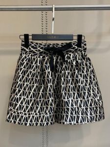 กางเกงขาสั้นทรงเอเอวสูงทรงหลวมสบายๆ สำหรับผู้หญิง กางเกงขายาวทรงสี่เหลี่ยม สไตล์เกาหลี ฤดูร้อน 2025 กางเกงขายาวทรงห้าส่วน