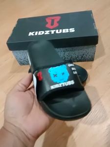 Sandal Anak Laki-Laki Karet & Slipper Slide Selop Slipon Karakter Warna Hitam Usia 6-10 Tahun - KIDZTUBS1706100224