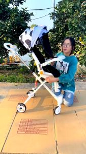 [Siêu rẻ] Xe Đẩy Cho Bé Xe Đẩy Gấp Gọn M9 Xoay 360 Độ 3 Tư Thê Nằm Ngả Ngồi Có Màn Che Bụi Và Chỗ Để Chân Cho Bé.bh 6 tháng