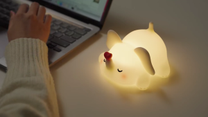 Goose Hours โคมไฟช้างง่วงนอน Sleepy Elephant Lamp ตบตูดปรับแสงได้ 3 ระดับ โคมไฟหัวเตียง โคมไฟตั้งโต๊ะ ไร้สาย ชาร์จ USB-C