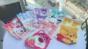 Túi Vải Đựng Bình Nước Mini Hình Sanrio Gấu Dâu – Tote Canvas Dễ Thương Cho Bé Đi Học Dã Ngoại