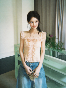 THROUS | Áo Thun Ôm Body Cổ Xòe Chèn Ren