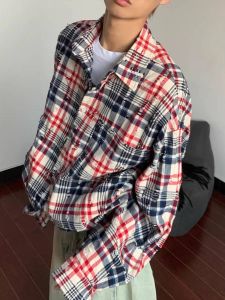 เสื้อเชิ้ตแขนยาวทรงหลวมสไตล์ย้อนยุคสำหรับผู้ชายฤดูใบไม้ร่วงปี 2024 ดีไซน์ลายสก็อตสีตัดกันแบบลำลอง แจ็คเก็ตเสื้อเชิ้ตผ้าโพลีเอสเตอร์