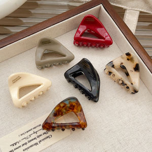 กิ๊บติดผมทรงสามเหลี่ยมสำหรับผู้หญิง 2024 ใหม่ ขนาดเล็ก ประดับผมแบบทันสมัย ​​อุปกรณ์ตกแต่งผมสไตล์เกาหลี