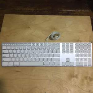 คีย์บอร์ด Apple (Model:A1243)แท้ จากศูนย์ มือสอง สภาพดีมาก ใช้งานได้ปกติ แป้นพิมพ์ภาษาไทยและภาษาอังกฤษ