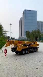 Mô hình xe cẩu hạng nặng 4 tầng bằng hợp kim nguyên khối kéo dài 97cm có 4 chân đỡ 8 bánh xe gấp gọn mở rộng được