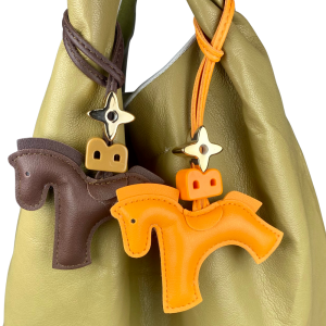 Móc Khóa Hình Ngựa Con Dễ Thương Bằng Da PU 13 Màu Với Charm Cỏ Bốn Lá Vàng & Hạt Hình Mũi Lợn Dành Cho Túi Xách - Phụ Kiện Đáng Yêu Món Quà Lý Tưởng