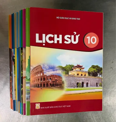 Bộ sách giáo khoa Lớp 10- Kết Nối Tri Thức Với Cuộc Sống (14 quyển- Kèm bìa nilong bao sách nhãn tên)
