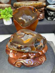 Agate 100% natural yellow jewelry box🔮天然高等玛瑙聚宝盆 结合了三色玛瑙(红/黄/蓝)丰富色彩天然观赏石 盆里晶体还是满天星bling bling✨ 聚财聚宝💰 🆓特制雕刻实木底座  整体高: 22.5cm  底座宽: 19x17cm  总重: 3.35kg 玛瑙宽: 17.5cm   洞深: 1.8cm   净重: 2.2kg