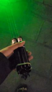 (FREESHIP TOÀN QUỐC) Đèn laser - bút laze lazer tia xanh / đỏ cực sáng công suất lớn chiếu xa 3km Tặng kèm Pin bao gồm bộ sạc có điều chỉnh hoa văn hiệu ứng ánh sáng