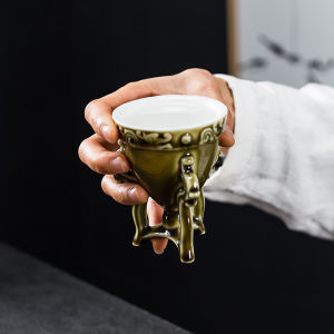 แก้วน้ำสีขาวเซรามิกรูปมังกรทนความร้อนสูง แก้วใส่เหล้าจีนขนาดเล็ก มีดีไซน์เรียบง่ายและมีดีเทลที่สวยงาม แก้วน้ำขนาดเล็กสำหรับใช้ในบ้าน