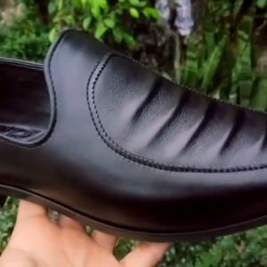 Giày lười da nam mã K138 giày da công sở cao cấp việt namhàng việt namchất liệu da bò màu đen.