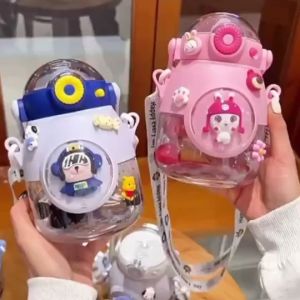 900ml Capsule Cartoon Doll Kids Sippy Cup with Straw Strap Portable Drinking Baby Water Bottle / Botol Air Kartun Comel