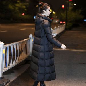 เสื้อแจ็คเก็ตขนเป็ดยาวถึงเข่าสำหรับผู้หญิง ฤดูหนาวปี 2024 เสื้อคลุมกันหนาวแบบยาวปานกลางทรงสลิมฟิตสีดำ น้ำหนักเบา อบอุ่น ขนเป็ด ขนนก