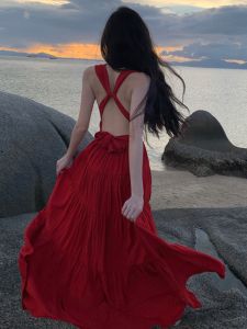 CHANGTONG | ชุดเดรสยาวสีแดงเซ็กซี่สไตล์วันหยุดชายหาด ดีไซน์เปิดหลัง กระโปรงทรงเอ แขนกุด เอวสูง คอวี ทรงเอ ฤดูใบไม้ผลิ 2024