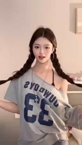 TZY เสื้อยืด แขนสั้น ปาดไหล่ สีเทาสกรีนหมายเลข 33 สุดฮิต ติดเทร์น ทันสมัยตลอดเวลา มีไซส์ M-XXL เนื้อผ้าใส่สบาย ทรงหลวมซักง่ายแห้งไวมีสินค้าพร้อมจัดส่ง