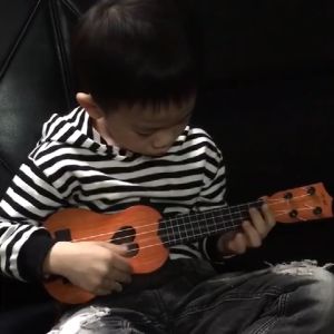 เล่นการตรัสรู้ด้วยเด็กอูคูเลเล่สามารถเรียนรู้เกี่ยวกับเล่นการศึกษาในช่วงต้นพื้นที่ประเทศอินเทรนด์ขนา