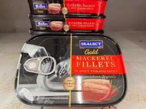 เนื้อปลาแมคเคอเรลในซอสมะเขือเทศรสเผ็ด ปลากระป๋องซอสมะเขือรสเผิด ปลากระป๋อง [ น้ำหนัก 1 กระป๋อง 90 กรัม (ตราซีเล็คโกลด์ปอ Mackerel filets in spicy tomato sauce (SEALECT GOLD Brand)