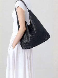 Large Capacity Woven Tote Bag Womens 2025 New Style Black Commuter Shoulder Bag Casual Simple Leisure Travel Backpack