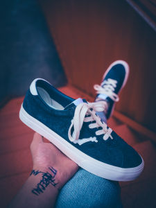 Deep Blue Long Pile V-Neck Low-Top Skate Shoes American Retro Casual Slip-On for Couples Fashionable Street Photography