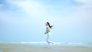 ROYAL-D รอแยล-ดี 25กรัม เครื่องดื่มเกลือแร่ กลิ่นสตรอเบอร์รี่ บรรจุ 10 ซอง [1 กล่อง สีชมพู] FF 5102 สำหรับผู้ที่เสียเหงื่อมาก Electrolyte Beverage