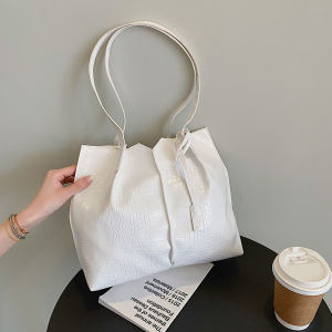 Spring Summer New Fashionable Soft Surface Tote Bag Large Capacity Single Shoulder Commuter Womens Bag Trendy Korean Style