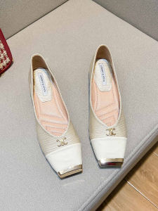 เจ้าหญิงรองเท้าคัชชูหัวเหลี่ยมโลหะแบบปะต่อสไตล์ชาแนลแฟชั่นสำหรับผู้หญิงรองเท้าคัทชูพื้นนิ่มแนววินเทจแมทช์ลุคง่าย