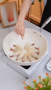 กระทะเซรามิกเคลือบน้ำมันไร้ควันสีขาวยอดนิยมสำหรับใช้ในครัวเรือน เตาแม่เหล็กไฟฟ้า กระทะทอดหินกรวด เตาแก๊ส อเนกประสงค์