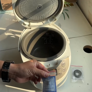 Lẫy nồi cơm điện Toshiba RC-18NAF và RC-10NAF nẫy mở vung nắp