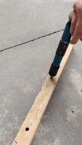 💥ปืนยิงตะปู เครื่องยิงตะปู แรงดันสูง ปล่อยตะกรันอัตโนมัติ ลดเสียงรบกวนทรงพลัง ใช้งานง่ายเพียงมือเดียว ยิงยึดได้ทั้งไม้ เหล็ก ผนังปู