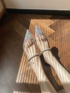 ประดับเพชรเงา โปร่งแสง รองเท้าแตะส้นแบนปลายแหลม ผู้หญิง รองเท้าสลิปออนสไตล์นางฟ้า พื้นรองเท้า PVC ส้นเตี้ยที่สะดวกสบาย