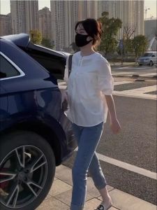 ชุดแฟชั่นสตรี Roulei: กางเกงยีนส์เอวสูงทรงเข้ารูปและเสื้อเชิ้ตสีน้ําเงินพร้อมรายละเอียดการออกแบบหู วัสดุโพลีเอสเตอร์สําหรับสไตล์เก๋ไก๋ลําลอง