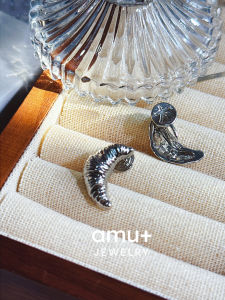 Amu Home Luxury Small Design Horned Bag Light Luxury Mosquito Coil Tray Earring Clip Unique Fashion Jewelry for Women