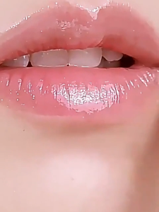 Lipstick lipstick Dracaena Longevis Lip Mask Long term moisturizing and moisturizing skin to improve dullness and remove melanin Lip care is gentle and does not hurt skin 7ML