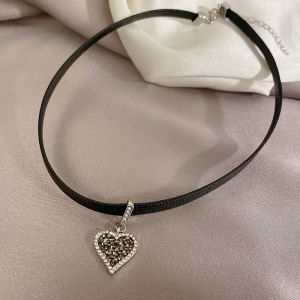 สีดำ หนัง สร้อยคอหัวใจแบบมีสาย ผู้หญิง เรียบง่ายหรูหรา ดีไซน์ โซ่กระดูกไหปลาร้า โซ่คอชื่อดังของอินเทอร์เน็ต Dark Series