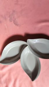 Dĩa nhựa melamine đen bóng / nâu bóng hình chiếc lá 3 sze DL01