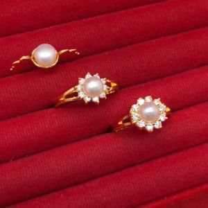 ทองฝังมูกน้ำจืดล้อมเพชร ตัวเรื่อนสีทอง ชุบทอง ไม่ต้องใช้เครื่องตอบ ใส่บารมี ใส่อาบน้ำได้ รูปเป็นส่วนตัว