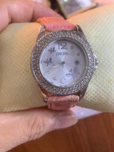 Đồng hồ nữ hàng hiệu FOLLI FOLLIE QUARTZ size 32mm cả núm 35mm đính đá kim cương khung máy bằng thép không gỉ 100% dây da khóa hãng zin nguyên bản lịch 31 ngày đáy xoáy chống nước tốt