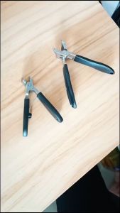 มีดตัดเล็บคม กรรไกรตัดเล็บปลายเฉียง ปลายเอียง ตัดหนังได้ เข้าได้ถึงซอกเล็บ ตัดเล็บขบได้ มีความคมมาก ป้องกันเศษเล็บกระเด็นมี2ขนาด มีด้ามจับกันลื่น ขนาดใหญ่จะจับถนัดมือตัดง่ายกว่า ร้านไทย Skrubngein