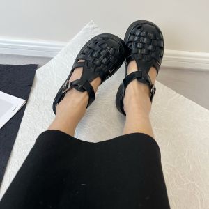 รองเท้าแตะส้นเตี้ยแบบสวมหัวสไตล์โรมันหนังแท้สำหรับผู้หญิง ฤดูร้อนปี 2024 รองเท้าแตะแบบสวมหัวสไตล์โรมันสำหรับผู้หญิง