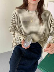 เสื้อยืดคอกลมแขนยาวลายทางบางหลวมๆ สำหรับผู้หญิงในฤดูใบไม้ร่วง เสื้อชั้นในแฟชั่นสำหรับนักเรียน เสื้อผ้าทำงาน ผ้าฝ้ายผสม