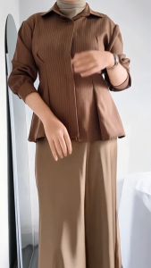 Luna Stripe Kemeja Wanita Fitted / Blus Wanita Stripe Elegan Lengan Panjang Bahan Semi Wol