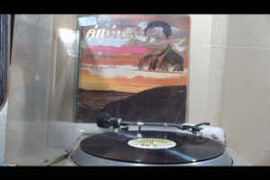 1 แผ่นเสียง 12นิ้ว g76 สุเทพ จินตนา คู่แข่งรัก แผ่นVG อาจมีตกร่องข้ามร่อง ริ้วรอยบาง เสียงรบกวนน้อยถึงปานกลาง ไม่มีรอยลึก แผ่นล้างสะอาดแล้ว ปกVGมีตำหนิขอบนิดหน่อย ขอบขาด สันทะลุ