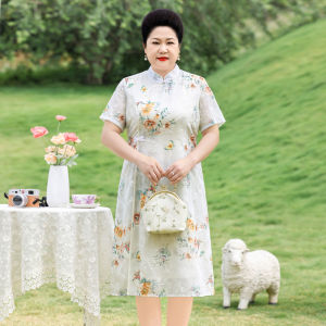 ชุดเดรสยาวปานกลางสไตล์จีนใหม่สำหรับคุณแม่ช่วงต้นฤดูร้อนปี 2022 ทรงเข้ารูปคอปกสูงยาวปานกลางผ้าโพลีเอสเตอร์ 100%