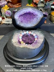 amethyst small jubaopen foc base high purple 💜紫气东来#好运美好到来🖇️ 💯天然紫晶聚宝盆 晶牙润光泽✅ 总重3.45kg 体型不大 容易摆放✅ 台面、电视柜上都适合✅ 🆓特制实木底座 整体高height: 19.5cm 底座宽width: 22cm x 21cm 总重weight: 3.45kg 聚宝盆宽: 15cm 洞hole: 2.5cm 净重weight: 2.75kg 📍Johor Bahru 区可自行取货或邮寄服务