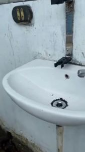 Toilet Cleaner Pembersih Kerak Toilet Kemasan 1 Liter Jaminan Ampuh