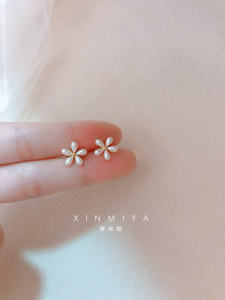 Elegant Pearl Flower Stud Earrings Silver Needle No Piercing Required Small And Compact Womens Fashion Jewelry Ear Clips