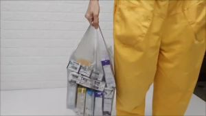 **ราคาต่อม้วน** ถุงขยะแบบมีหูหิ้ว grade AAA เหนียวทน ไม่ต้องหาเชือก หรือ หนังยางไว้รัดปากถุง ไม่ขาดง่าย น้ำไม่ซึม ใช้สะดวก ม้วนละ 20 ใบ 20 บาท แบบปากเสมอก็มีนะ